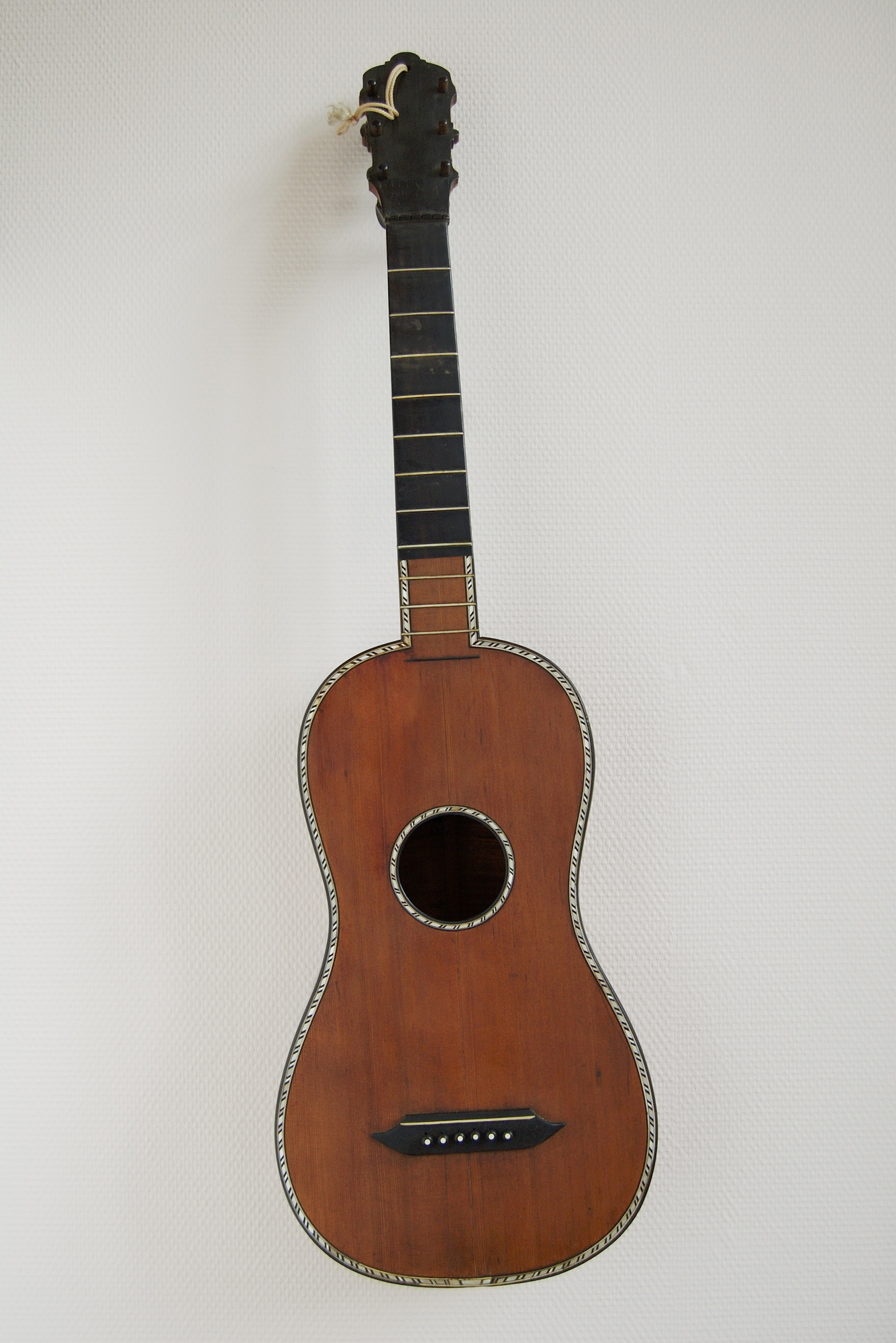 Anonyme-du-XIXe-siècle-Guitare-n°-inv-1988-4